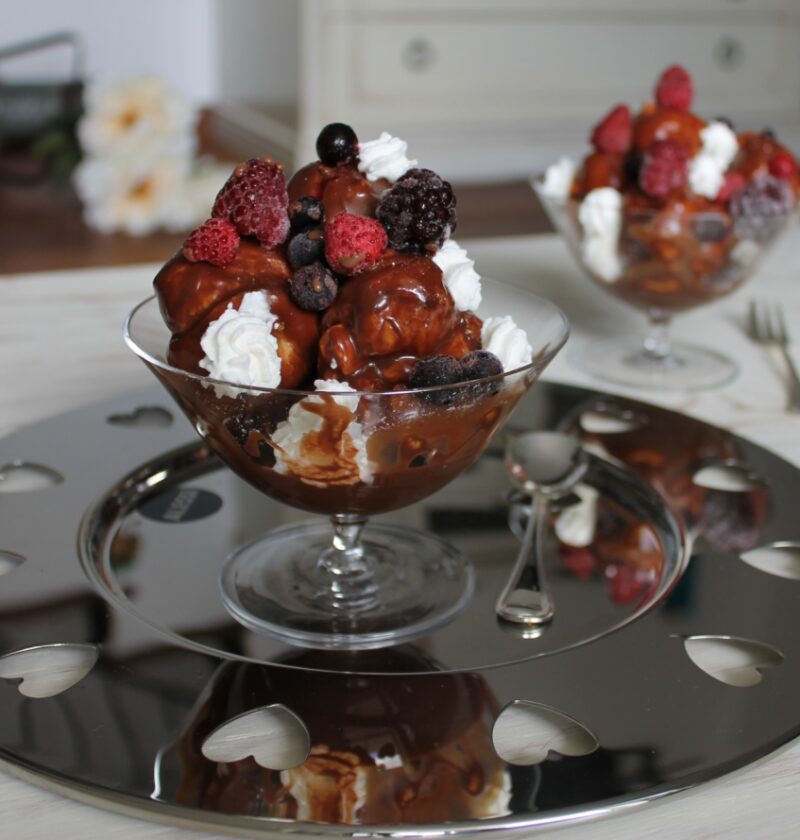 profiteroles cioccolato e frutti di bosco