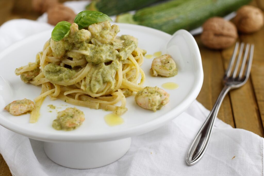 linguine pesto di zucchine noci e gamberetti