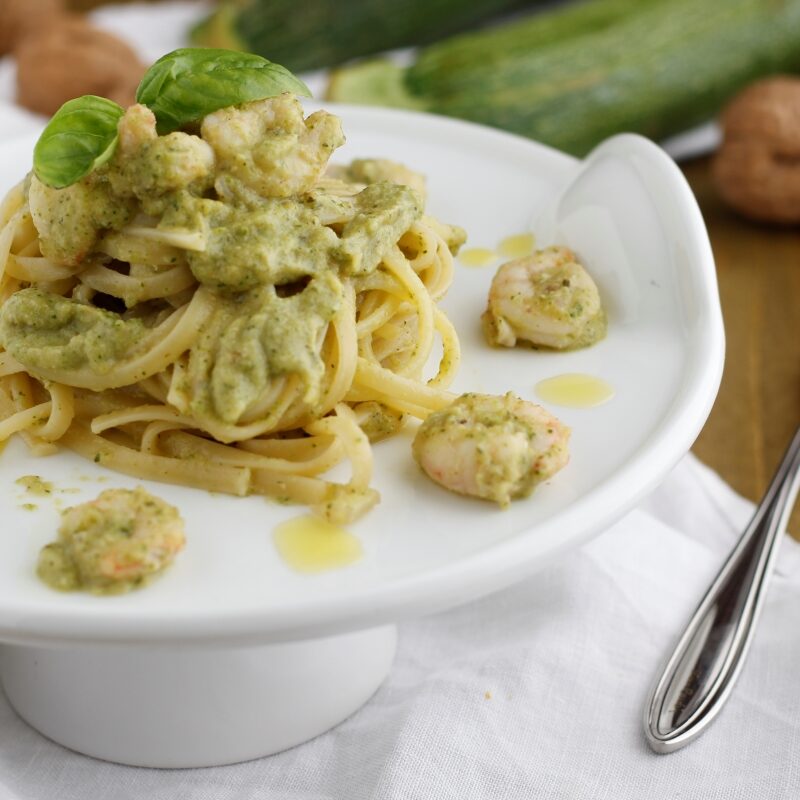 linguine pesto di zucchine noci e gamberetti