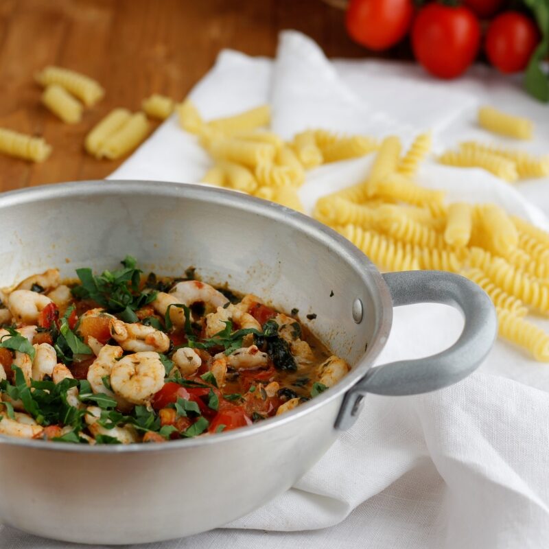 pasta pomodorini gamberi e rucola