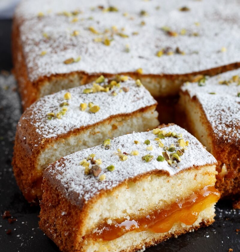 torta versata con confettura di albicocche