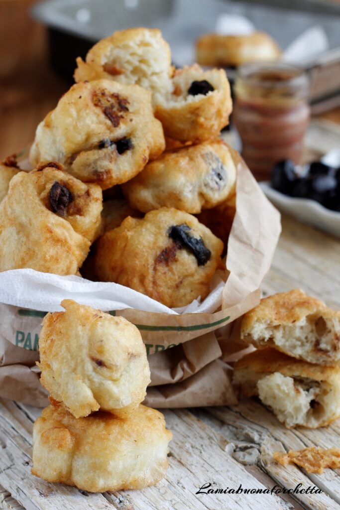 zeppole con acciughe e olive