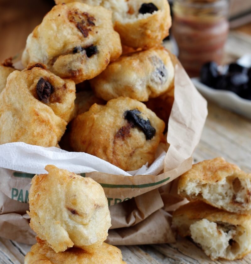 zeppole con acciughe e olive